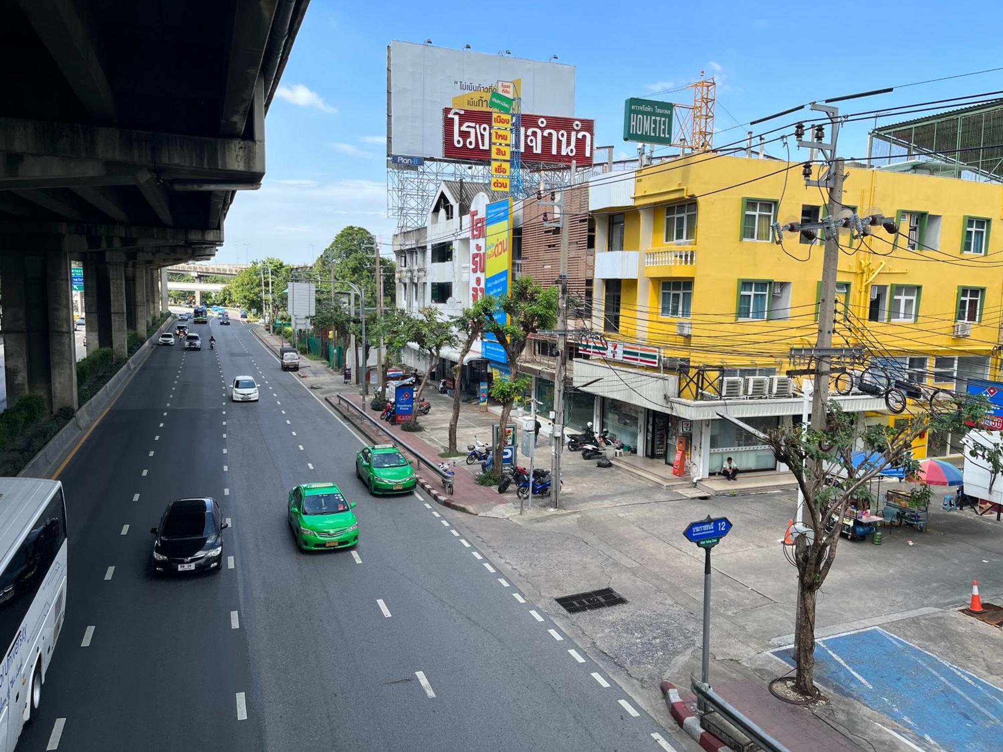 Dao Jaras Fah Hometel ดาวจรัสฟ้าโฮมเทล Banguecoque Exterior foto